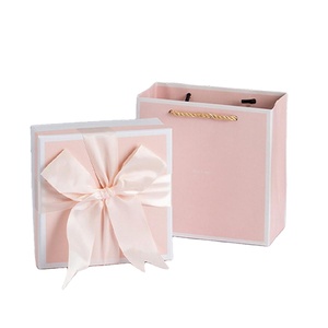 กล่องของขวัญกระดาษแข็งหรูหราโลโก้แบบกำหนดเองสีพาสเทลเคลือบด้วยรังสียูวีเคลือบด้านลายนูน - Product Image 1