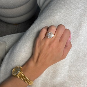 Anillo de Compromiso con Diamante de Corte Esmeralda Certificado por IGI de 10 Quilates, Tres Esmeraldas Laterales, Oro Blanco de 18k - Product Image 3