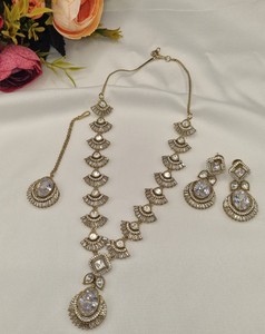 ชุดสร้อยคอทองโบราณประดับเพทายสีเขียวมรกต Ping Bling พร้อมต่างหูเข้าชุดและมงกุฎติดผมแบบ Kundan เครื่องประดับเจ้าสาวสุดหรู - Product Image 5