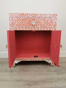 Mueble de Salón Hecho a Mano Estilo Asiático con Incrustaciones Florales de Coral Blanco y Madreperla, con un Cajón y Dos Puertas - Product Image 4