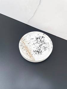 Sous-verre en Jesmonite noir et blanc fait main, plateau rond en ciment pour bibelots, décoration élégante et moderne pour bureau et table - Product Image 2