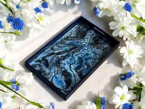 Bandeja de madera azul y resina epoxi hecha a mano con diseño de geoda, regalo de inauguración, arte funcional, bandeja para TV, regalo para anfitrión - Product Image 3