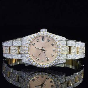 Reloj de Lujo Estilo Hip Hop en Oro Rosa y Oro Blanco con Diamantes Moissanite, Esfera Redonda Totalmente Adornada y Visualización de Fecha - Product Image 6