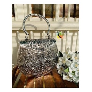 Bolso de mano de lujo hecho a mano de metal cuadrado plateado con relieve estilo retro God Grace Craft para noche o boda - Product Image 1