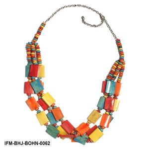 Collar de Hueso Anamnesis Epoch Hecho a Mano, Joyería Colorida de Triple Hilo con Acabado Satinado de Origen Ético y Sostenible - Product Image 1