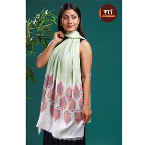 Écharpe longue ethnique haut de gamme en modal pour femme, vert clair, bordure florale imprimée, légère, élégante, pour mariage, 28x80 pouces - Product Image 1