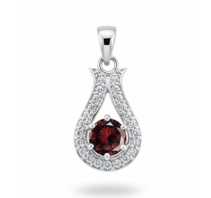 Pendentif Solitaire Rhaya Jewels en Argent Sterling Plaqué Rhodium avec Grenat Géométrique Sertie Griffe – Cadeau Tendance Minimaliste pour Femme - Product Image 1