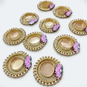 Portavelas Redondo Dorado con Cuentas de Perlas y Diseño de Flores Moradas para Decoración de Bodas y Hogar - Product Image 5