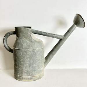 Regadera de jardín contemporánea de hierro y metal con boquilla extra larga para riego preciso en plantas de interior y jardines de balcón - Product Image 3