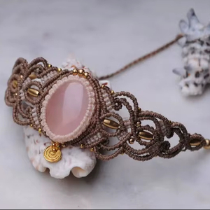 Collar de Macramé Hecho a Mano con Cuarzo Rosa, Joyería Curativa Ajustable Estilo Boho - Product Image 1