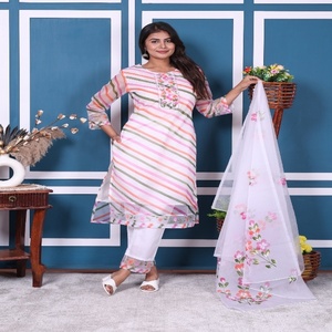 Ensemble Kurta Traditionnel Élégant NIYANI en Viscose Blanche à Séchage Rapide avec Dupatta à Rayures Pastel et Imprimé Floral pour Mariage Estival Frais et Tenue Ethnique - Product Image 4