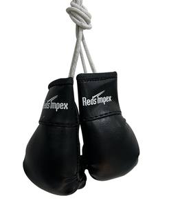 Guantes de boxeo miniatura con logotipo personalizado, adorno colgante para coche hecho de cuero, artículo promocional para publicidad y branding deportivo. - Product Image 1