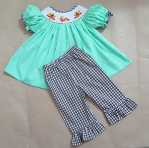 Robe smockée vert menthe pour petite fille – Robe Bishop brodée d'un dindon de Thanksgiving avec bordure en gingham - Product Image 2