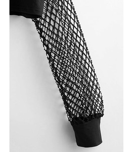 Sweat à capuche noir tendance avec manches unies et logo frontal pour un look urbain audacieux pour l'hiver - Product Image 3