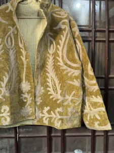 Chaqueta Larga Boho Étnica con Cuello Mandarín, Bordada con Suzani de Terciopelo Tejido a Mano de Primera Calidad - Product Image 3