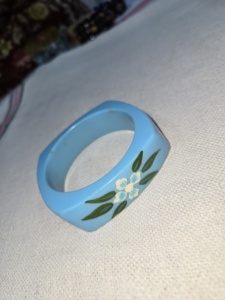 Brazalete de resina hecho a mano con diseño floral azul claro, pieza de arte pintada a mano, coleccionable para mujeres de la India. - Product Image 1