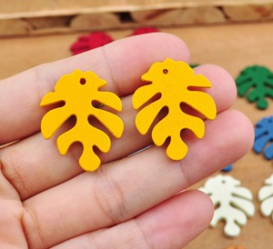 Boucles d'oreilles en bois de style contemporain, boucles d'oreilles en bois modernes, boucles d'oreilles en bois à finition colorée, article de vente en gros personnalisé pour usine - Product Image 6