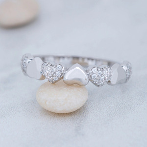 Bague empilable en or jaune avec grappe de diamants de laboratoire en forme de cœur - Product Image 2