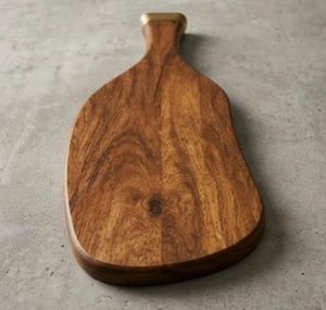 Tabla de cortar de madera de mango con acabado en nogal, tabla de cortar de forma natural con asa de latón, bandeja para servir - Product Image 2