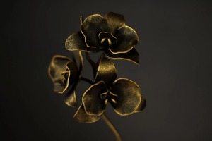 Sculpture simple en métal de fleur d'orchidée sur base en bois, idéale pour la décoration de la maison, l'affichage au bureau ou comme cadeau personnalisé, provenant d'Inde. - Product Image 4