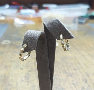 Pendientes de aro con patrón de pirámide, latón chapado en oro de 18 quilates, accesorios de joyería de moda para mujer, estilo clásico - Product Image 4