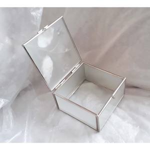 El diseño moderno transforma un sencillo organizador en una caja de joyería artística que se siente tan preciosa como los tesoros que contiene. - Product Image 4