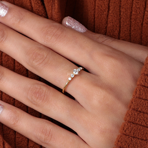 Anillo de Compromiso con 5 Diamantes Redondos Cultivados en Laboratorio, Oro Sólido de 14K, Banda de Diamantes Graduados, Anillo Minimalista - Product Image 3