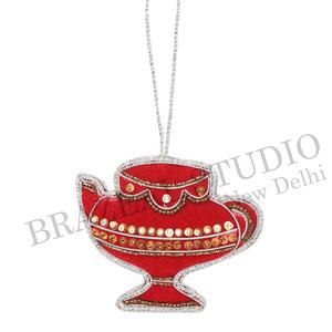 เครื่องประดับตกแต่งต้นคริสต์มาสแบบสั่งทำพิเศษจาก Brazeal Studio ทำด้วยมือ เป็นมิตรกับสิ่งแวดล้อม ผ้ากำมะหยี่ ผ้าซาติน ประดับด้วยลูกปัด ปักลายด้วยด้ายสีทอง - Product Image 5