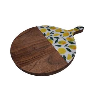 Tabla de cortar queso de madera con estampado de esmalte, tabla de cortar redonda de madera con mango con diseño de limón para uso en la cocina - Product Image 1