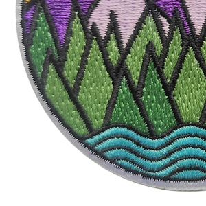 Écussons brodés personnalisés en gros, style tissé, pour uniformes, vêtements scolaires et produits promotionnels. - Product Image 3