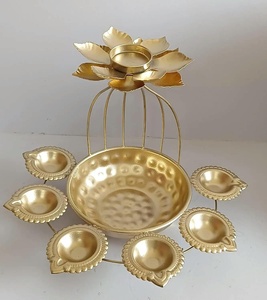 Ensemble de lampes à huile traditionnelles en laiton pour Diwali avec un dessus fleuri et six porte-bougies pour les cérémonies religieuses et la décoration Pooja - Product Image 6