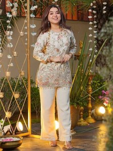 TENNECY Nuevo Conjunto de Moda para Mujer, para Bodas, Diwali y Fiestas, en Crepé de Seda Elástico y Reversible, con Bordado, Top y Pantalón - Product Image 2