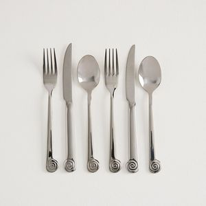 Ensemble de couverts en métal élégant avec des bords lisses et une surface polie, idéal pour les restaurants haut de gamme et l'usage domestique - Product Image 6
