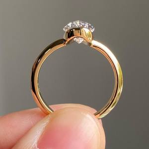 Bague de Fiançailles Solitaire en Or Jaune 10K 14K 18K avec Diamant de Laboratoire VVS de Luxe Taille Poire Sertie clos, Vente en Gros - Product Image 4