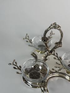 Ensemble de trois coupelles à chocolat en verre de style antique avec support en argent, pièce décorative attrayante pour la table à manger, provenant d'Inde. - Product Image 5