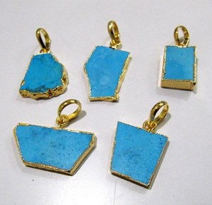 Pendentif en turquoise naturelle de haute qualité, forme libre, magnésite, boucle simple avec bord électroplaqué or, environ 1 pouce - Product Image 4