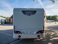 Camping-cars 4 places, caravane de tourisme à essieu simple, caravane de luxe avec lit îlot fixe, salle de bain centrale, caravane familiale pour le camping