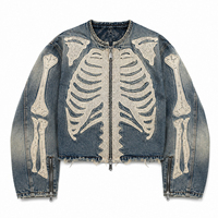 Veste en jean vintage délavée personnalisée avec imprimé graphique intégral, fermeture éclair, style streetwear décontracté, pour un confort unisexe.