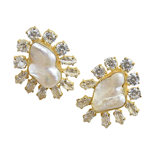 Pendientes de Perlas Barrocas Chapados en Oro de 18K para Mujer - Diseño Floral Étnico Vintage con Incrustaciones de Circonio - Product Image 5
