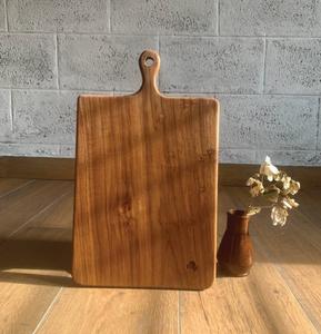 Elegante Tabla de Cortar de Madera, Duradera, con Acabado Liso y Asa Metálica Estilizada, Ideal para Cortar, Servir y Usar en la Cocina - Product Image 5