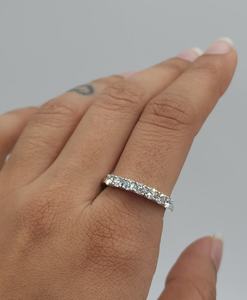 Anillo de Oro de 18K con 7 Diamantes Cultivados en Laboratorio de 0.70 CT para Mujer |   Anillo de Boda Apilable Elegante con Certificación IGI para Aniversario de Bodas - Product Image 1