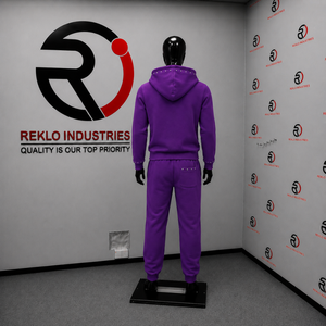 Ensemble de survêtement violet pour homme avec sweat à capuche zippé entièrement clouté et pantalon de jogging, logo personnalisé, streetwear, tenue décontractée et sportive, vente en gros, collection automne - Product Image 4