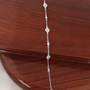 สร้อยข้อมือรูปทรงเพชร สร้อยข้อมือดีไซน์เนอร์ที่ละเอียดอ่อน เครื่องประดับโรแมนติกหรูหรา ของขวัญสำหรับผู้หญิง - Product Image 1