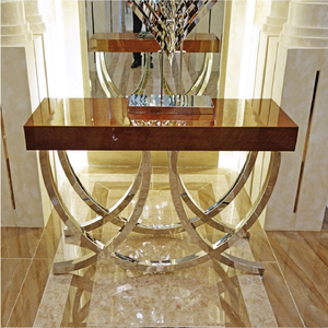 Mesa consola contemporánea con una rica superficie de madera y patas curvas plateadas brillantes, disponible a precios de mayorista. - Product Image 1