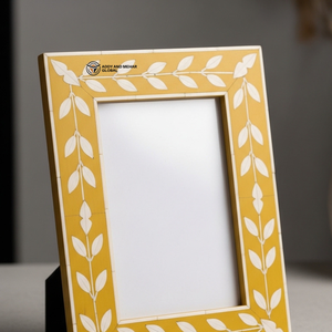 Marco de Fotos Floral Amarillo Hecho a Mano para Mesa, Marco Minimalista con Incrustaciones Florales en Acabado Amarillo - Product Image 5