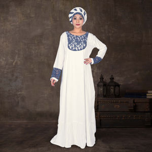 Kaftan modeste en rayonne avec empiècements en dentelle Rasel, détails aux poignets, ourlet froncé doux, grande taille, longueur au sol, silhouette fluide pour l'Aïd - Product Image 2