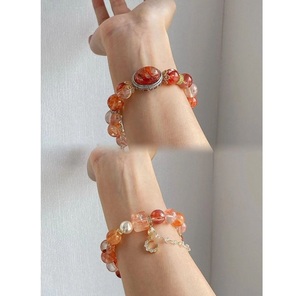 Bracelet de luxe en résine avec motif tourbillon coloré distinctif – Accessoire haut de gamme pour femme moderne - Product Image 3
