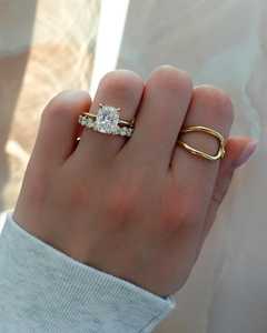 Bagues de fiançailles personnalisées en or massif 14K 18K avec diamant de laboratoire taille coussin 4 carats, sertis à griffes IGI, solitaires à bande fine, vente en gros - Product Image 3