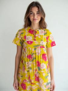 Robe mini plissée en coton jaune de qualité supérieure pour femme, idéale pour l'été, les fêtes et la plage, disponible à la vente - Product Image 4