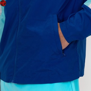 ชุดเซ็ตเสื้อแจ็คเก็ตและกางเกงขาสั้นไนลอนแบบซิป Unisex ขายส่ง ชุดลำลองสำหรับผู้ชายใส่เล่นกีฬาวิ่งในฤดูร้อน ชุดเซ็ตเสื้อแจ็คเก็ตและกางเกงขาสั้นสีตัดต่อ - Product Image 3